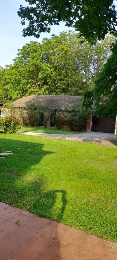 Tenuta Ferrari Cortile Luaran gambar